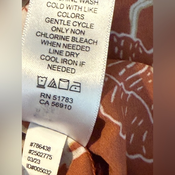 Maurice’s Short Sleeve Blouse Color Rust w/ white poppy flowers women’s XXL EUC - Picture 12 of 16